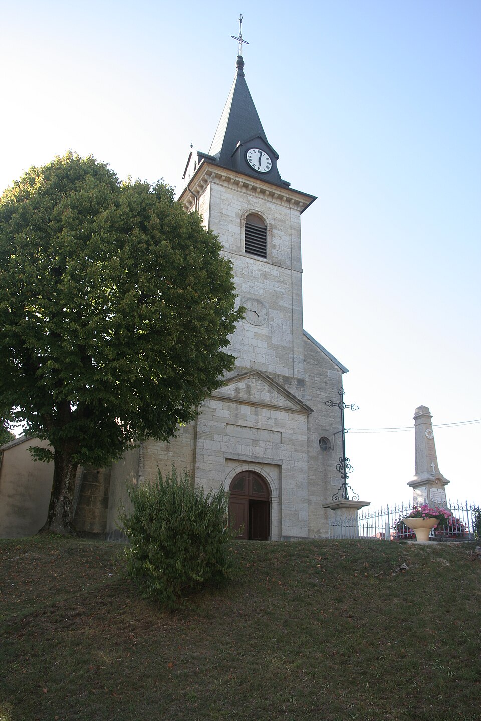 Monument — aux — morts — et — église