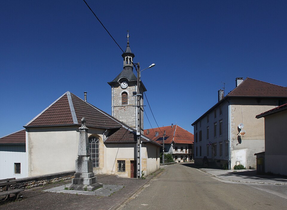 Esserval — Tartre, église et mairie — img 43869