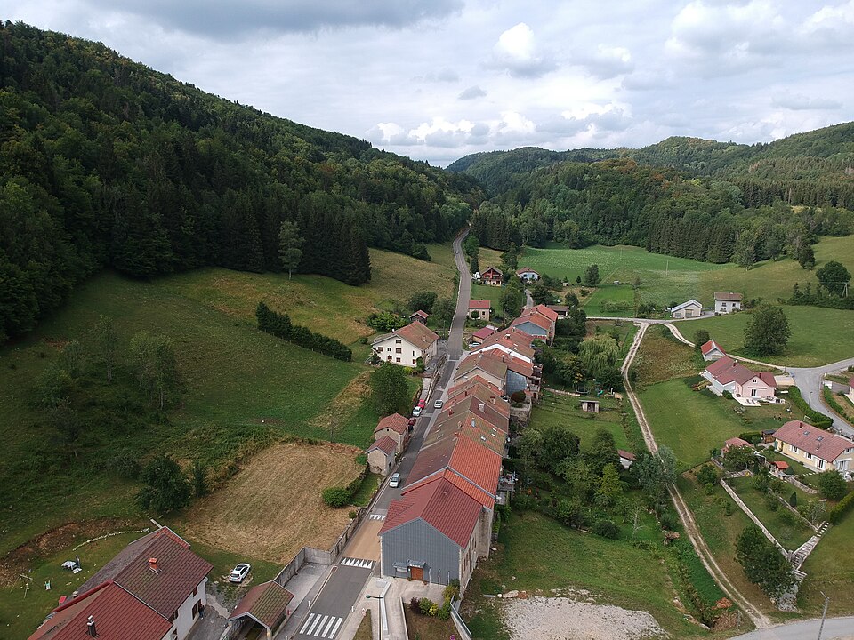 Vue aérienne du village de Leschères et de la nature environnante