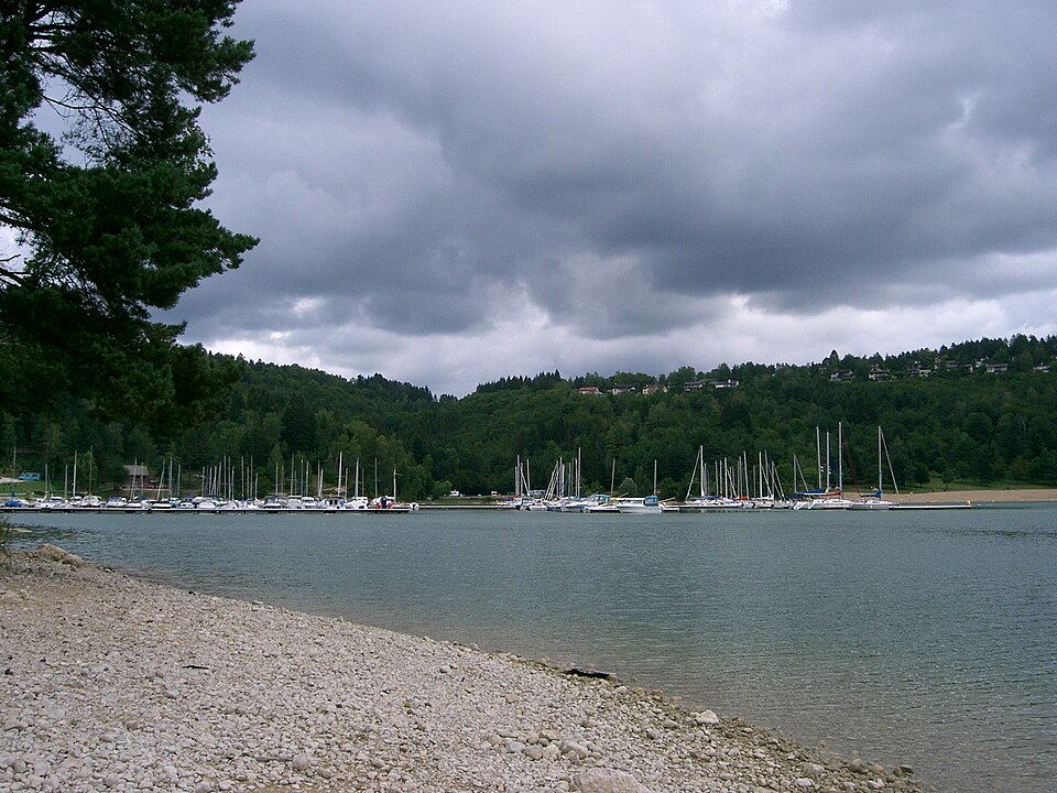Maisod (39) et base nautique sur le lac de Vouglans
