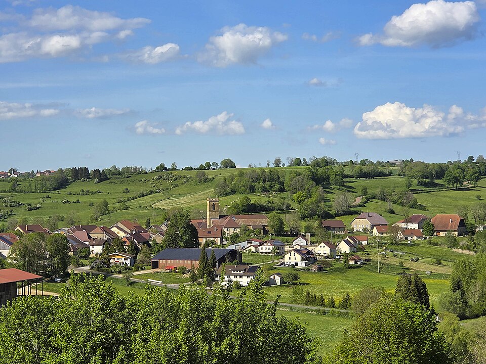Mièges, vue sur le village depuis Nozeroy