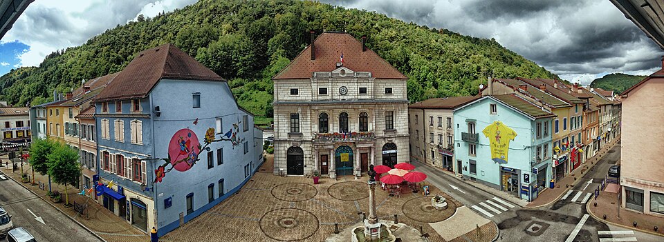Place principale de Moirans en montagne, à 2 pas du cinéma et du musée du jouet