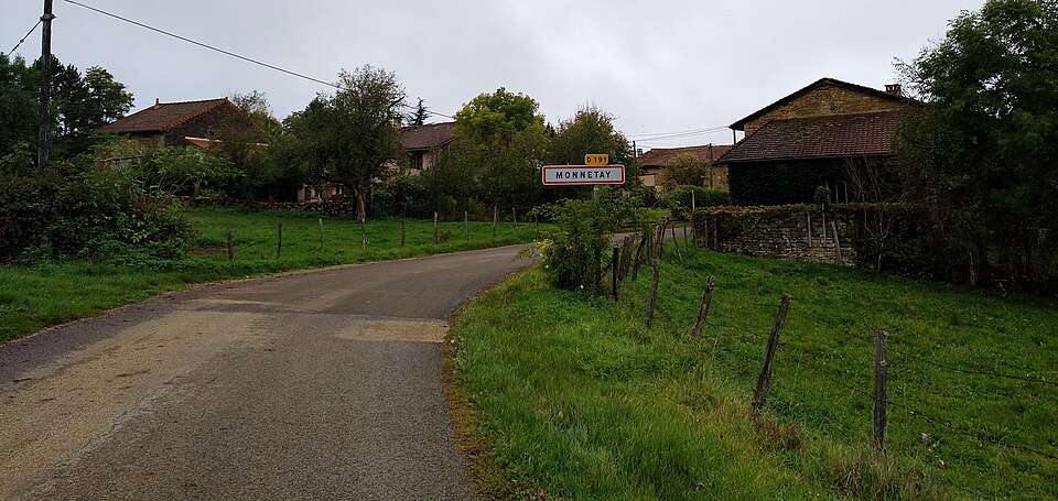 Monnetay — Entrée village