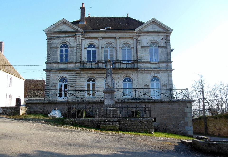 Mairie de Montmirey — le — Château