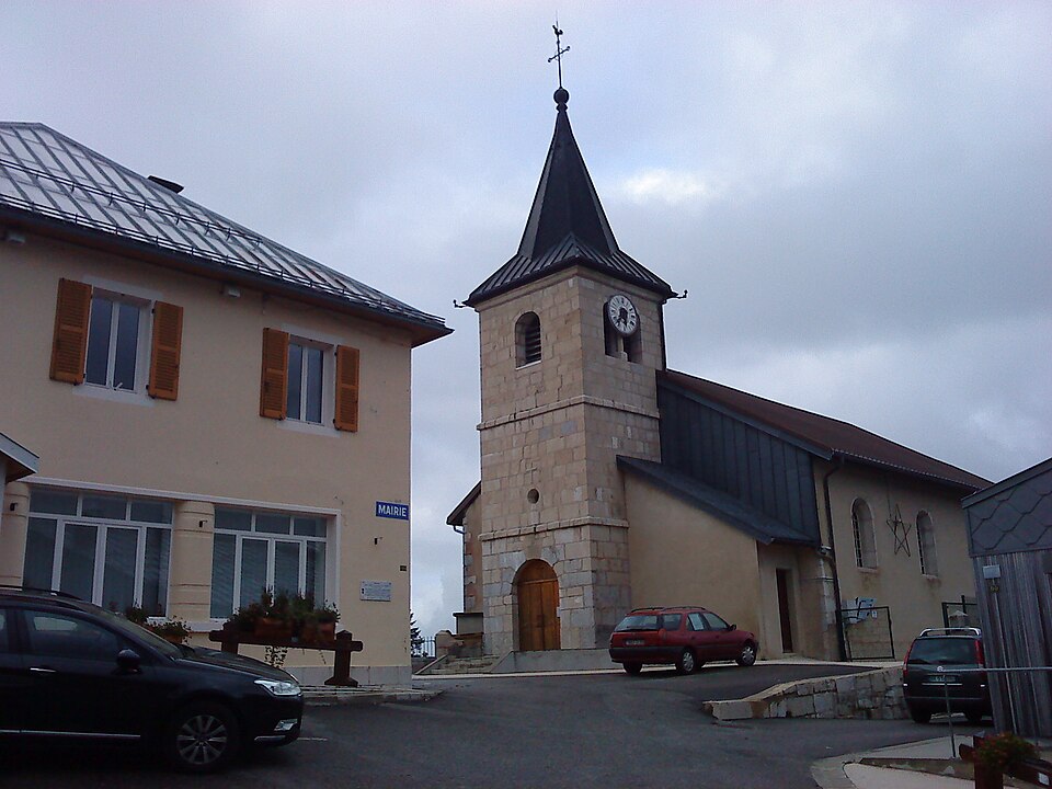 Prémanon (39) — Mairie et église