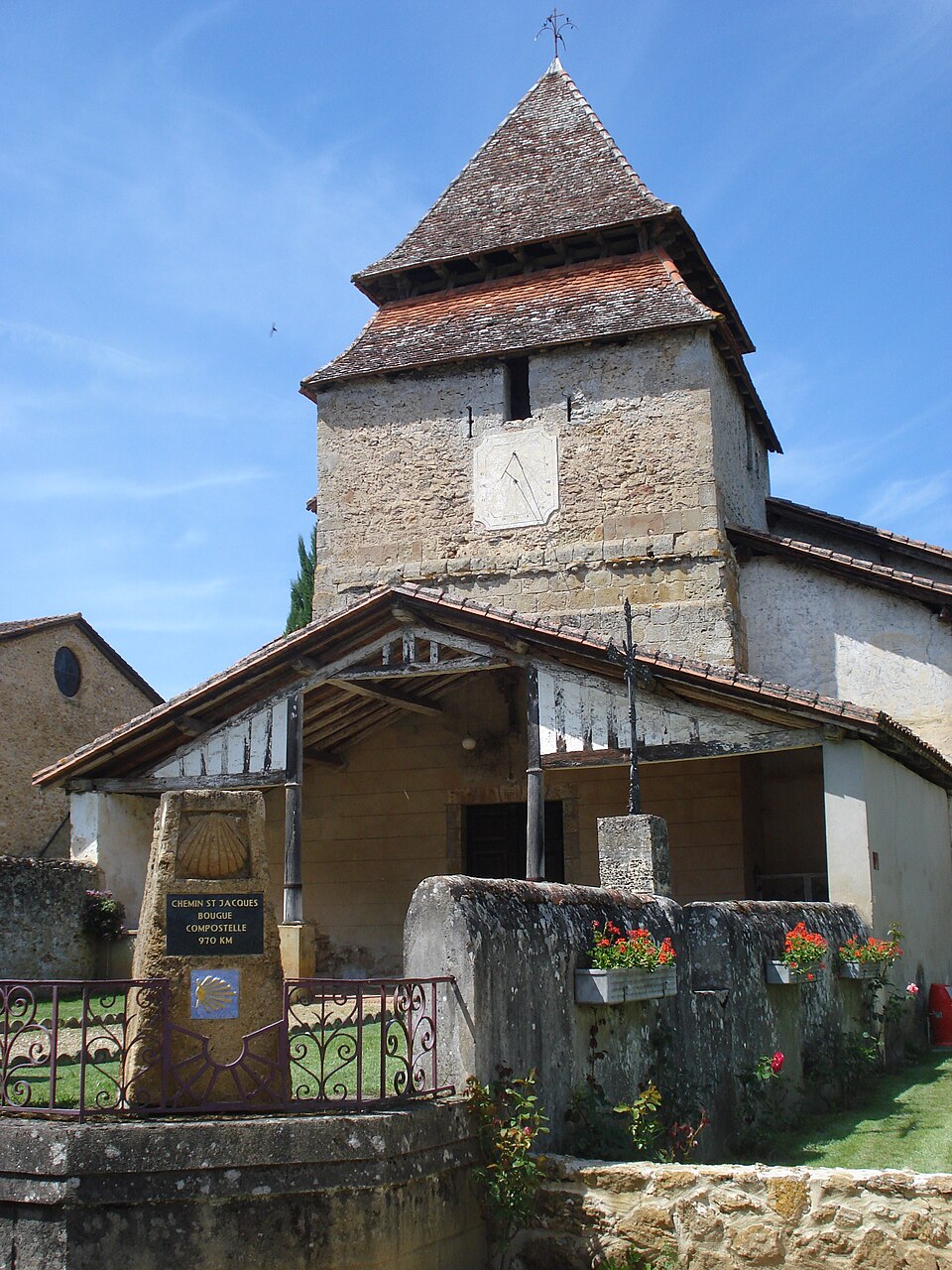 Bougue (Landes), église et balise Compostelle