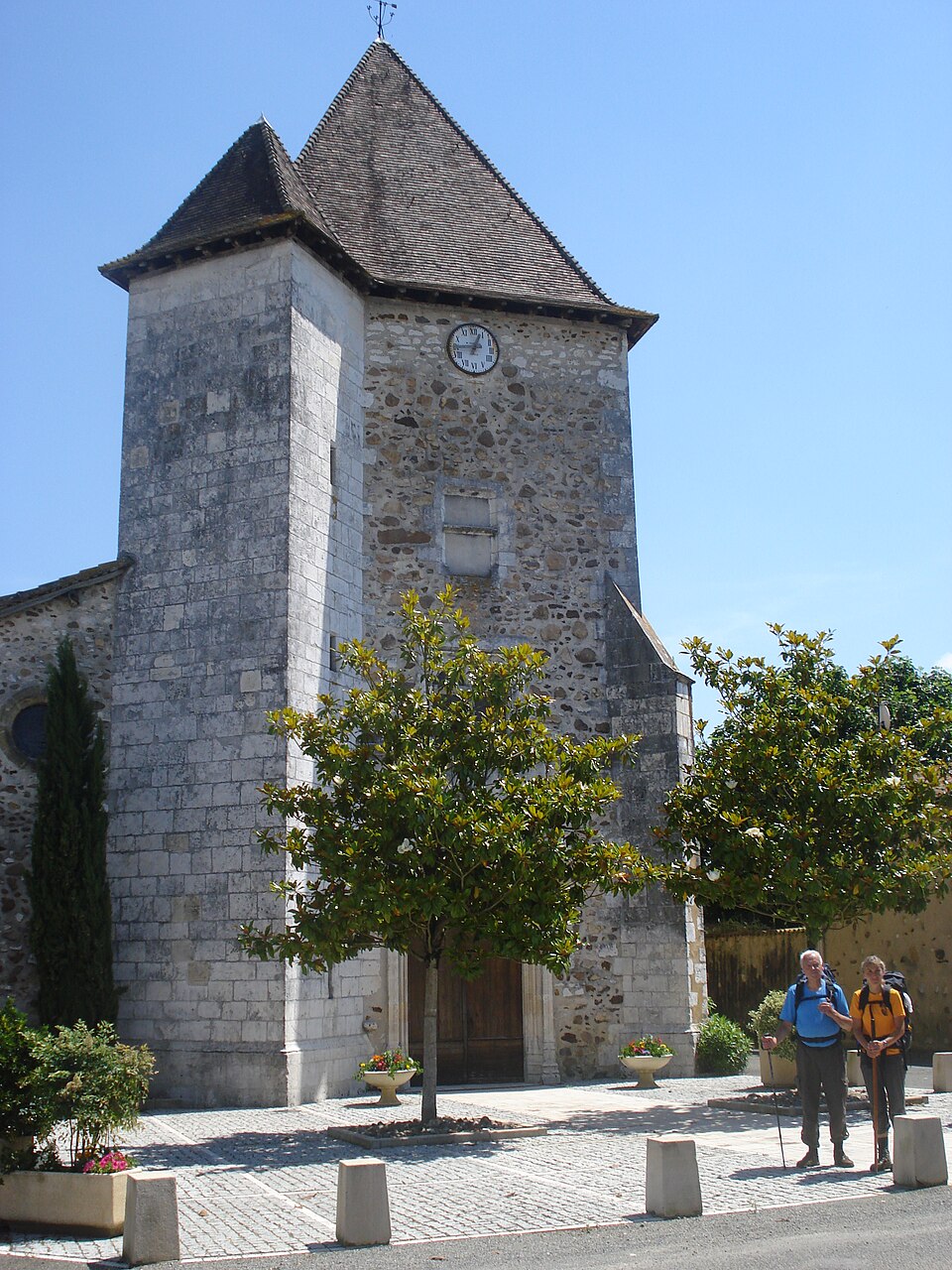 Horsarrieu (Landes, Fr), pèlerins devant l'église