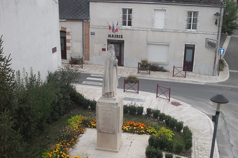 Statue et mairie La Ferté