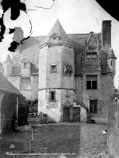 Manoir de Beauregard — Vue d'ensemble, côté tour — Méhers — Médiathèque de l'architecture et du patrimoine — APMH00001701