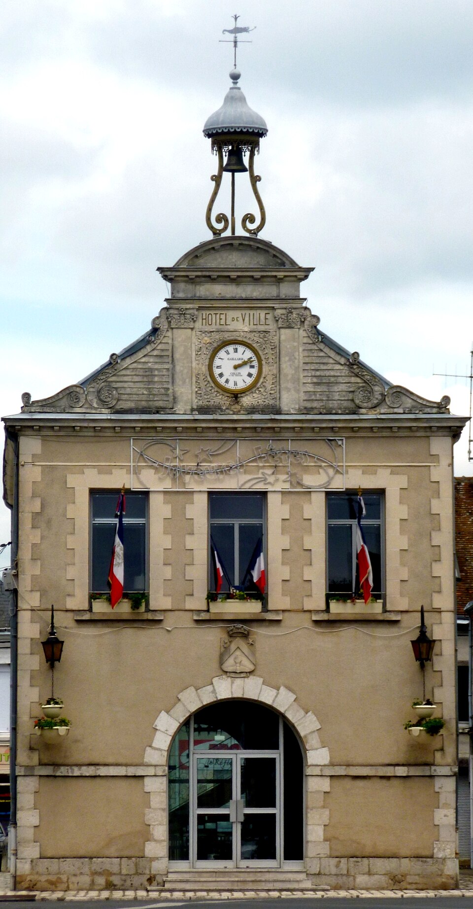 Oucques, sa mairie