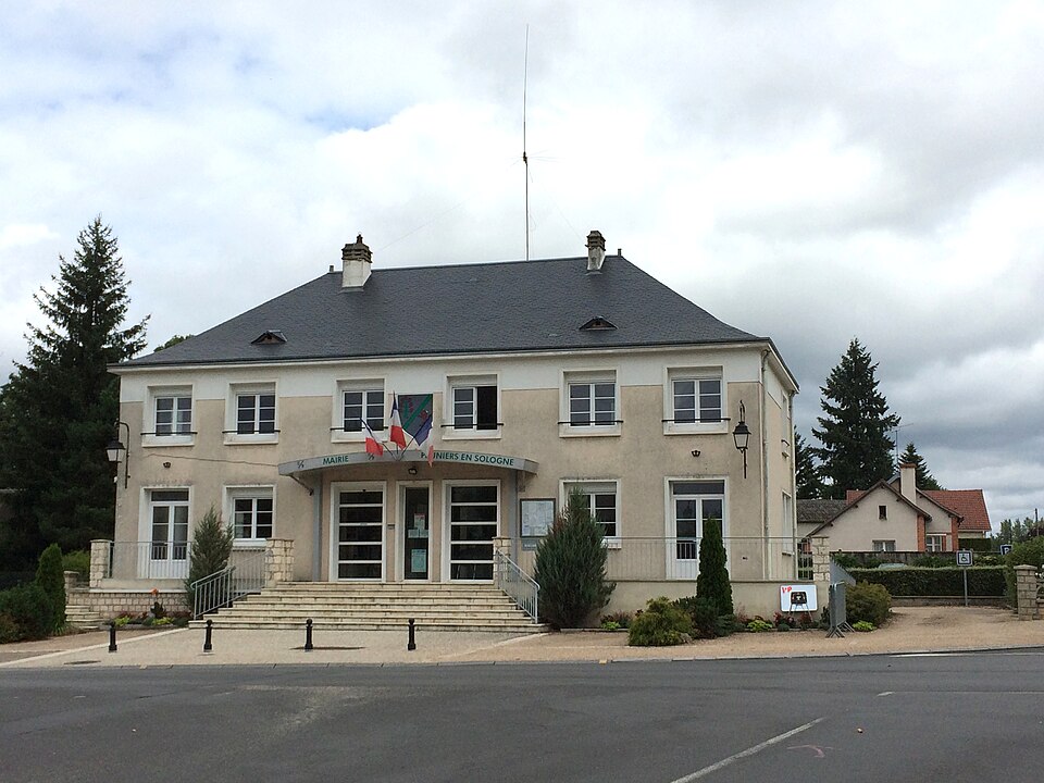 Mairie Pruniers — en — Sologne