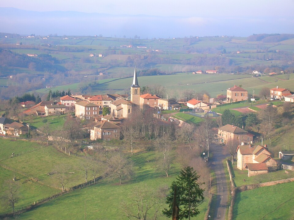 Vue sur le village d'Arcinges, été