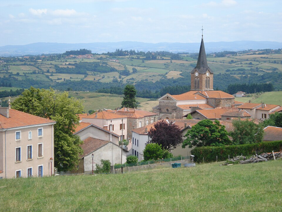 Bully (Loire, Fr), vue sur église et village