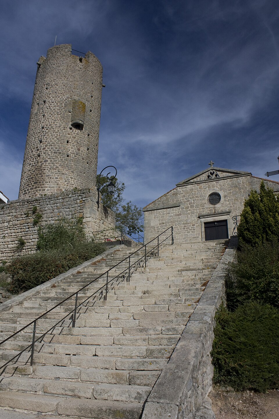 Chambles — Tour et escalier