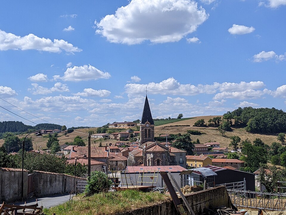Chirassimont — Vue village depuis l'est 1 (juil 2022)