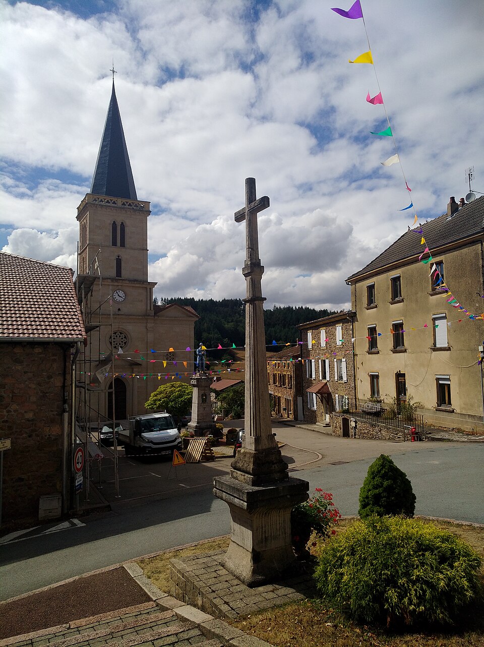 Écoche — Croix et église centre (août 2020)