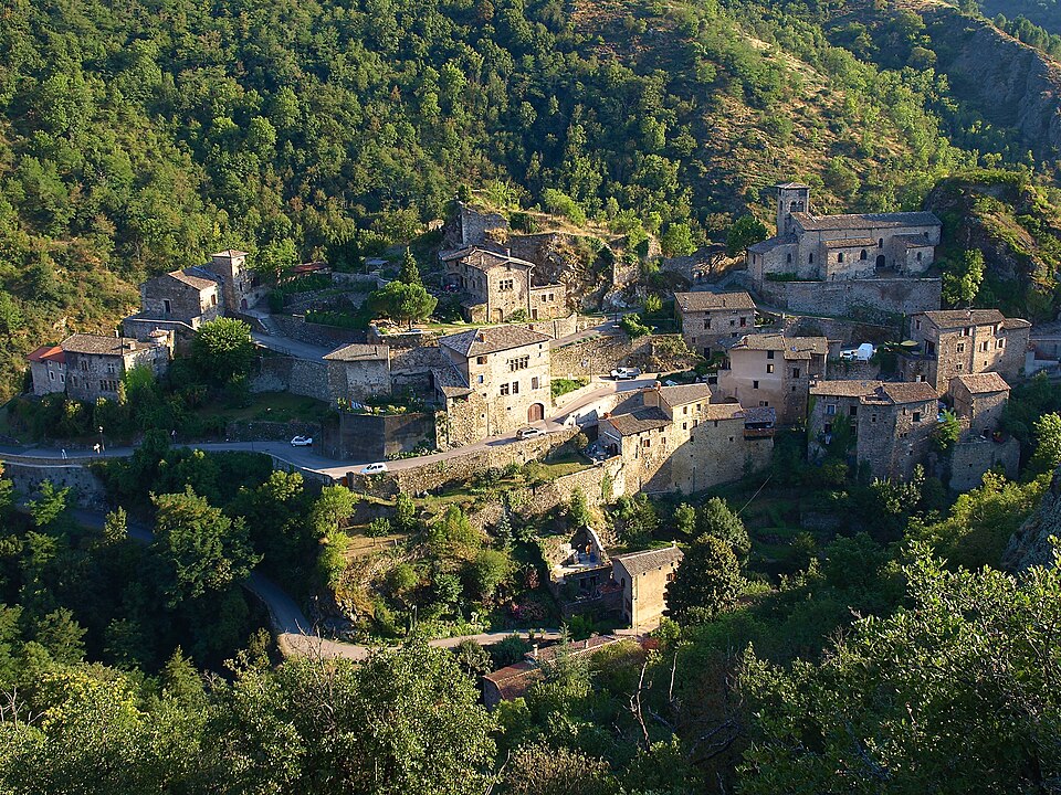 Vue générale du village de Malleval (Loire)