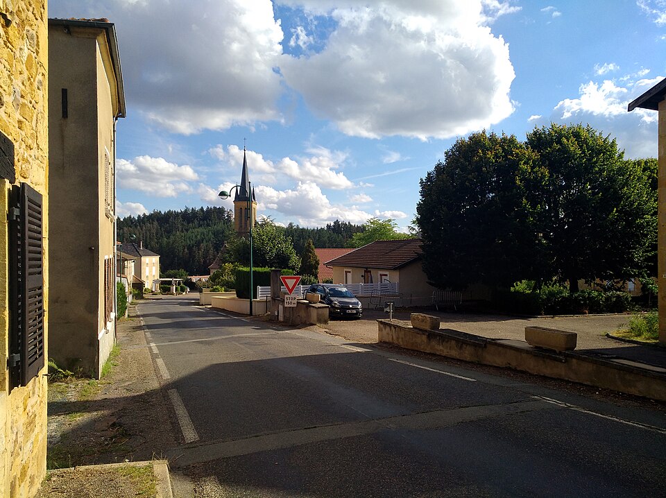 Mars (Loire) — Centre village depuis le nord (août 2020)