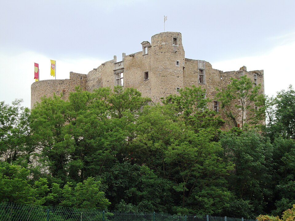 Montrond — les — Bains (Loire, Fr) château (ruine)