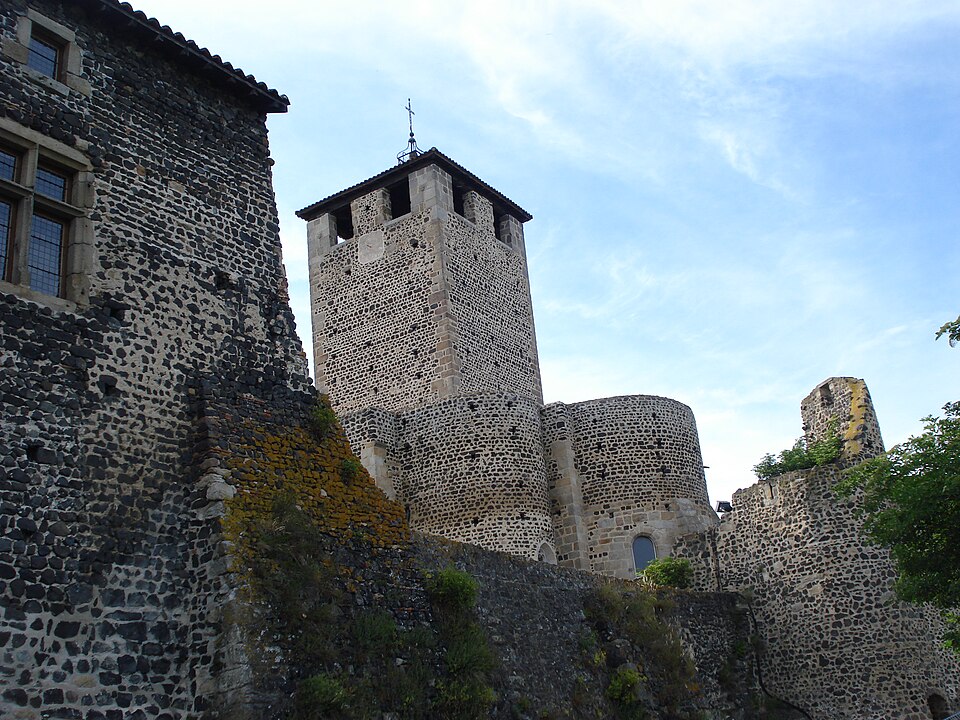 Montverdun, l'église et les remparts