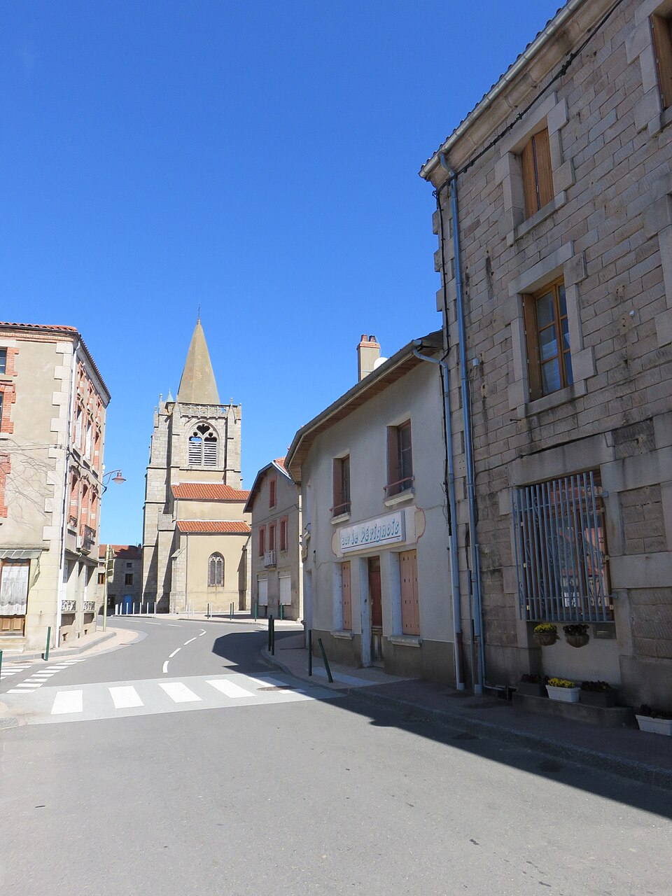 Périgneux — Route et église