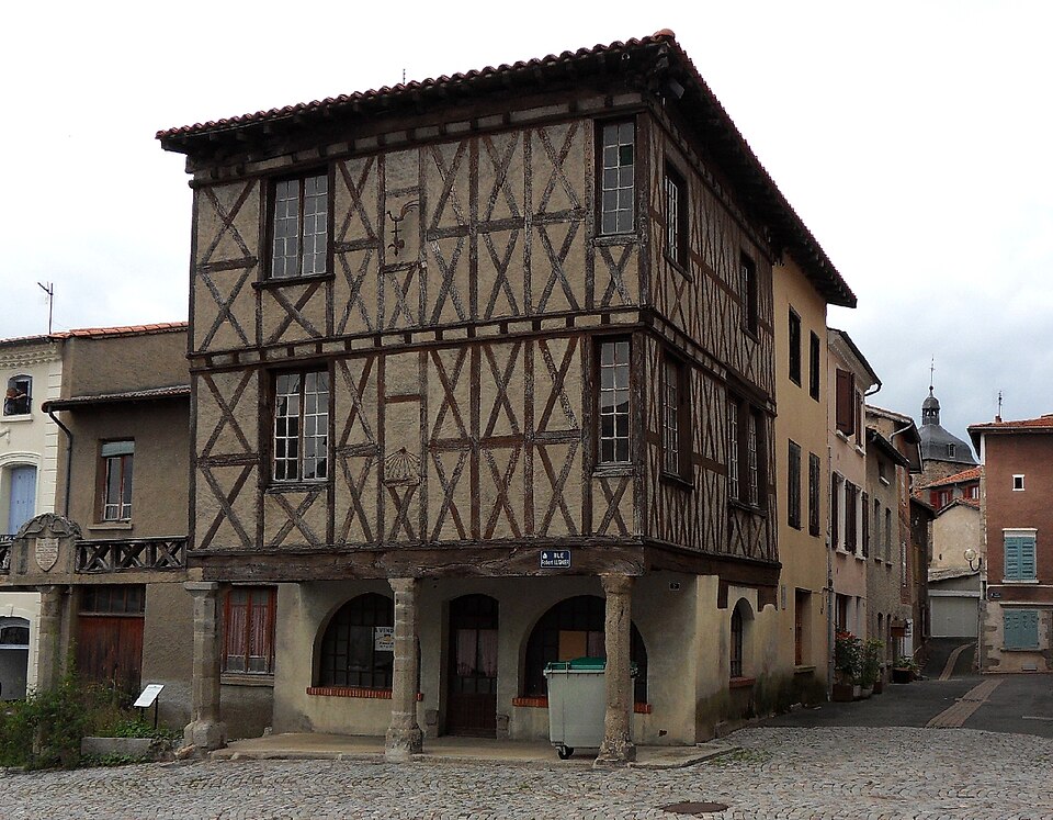 Maison à colombages sur la place de Saint — Germain — Laval
