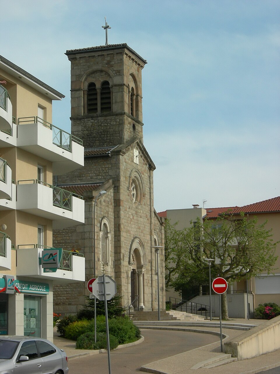 Saint — Priest — en — Jarez — Église place