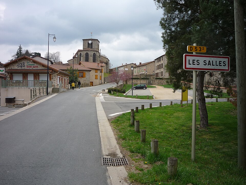 Les Salles — Entrée du bourg