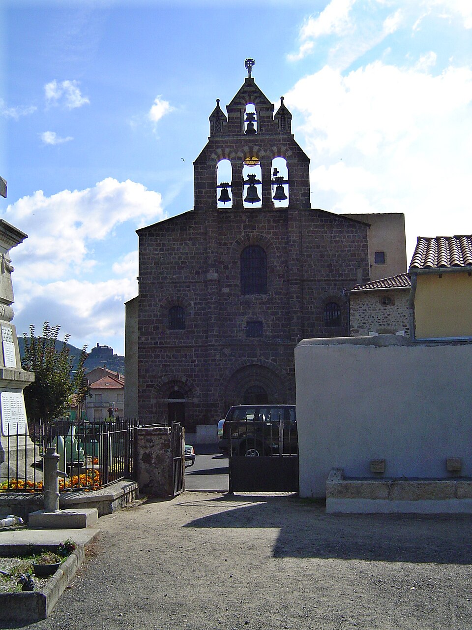Coubon (Haute — Loire, Fr), church with bell gable