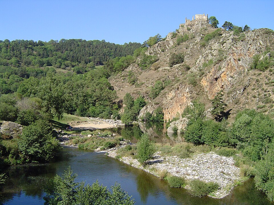 Goudet, la Loire au pied du château de Beaufort