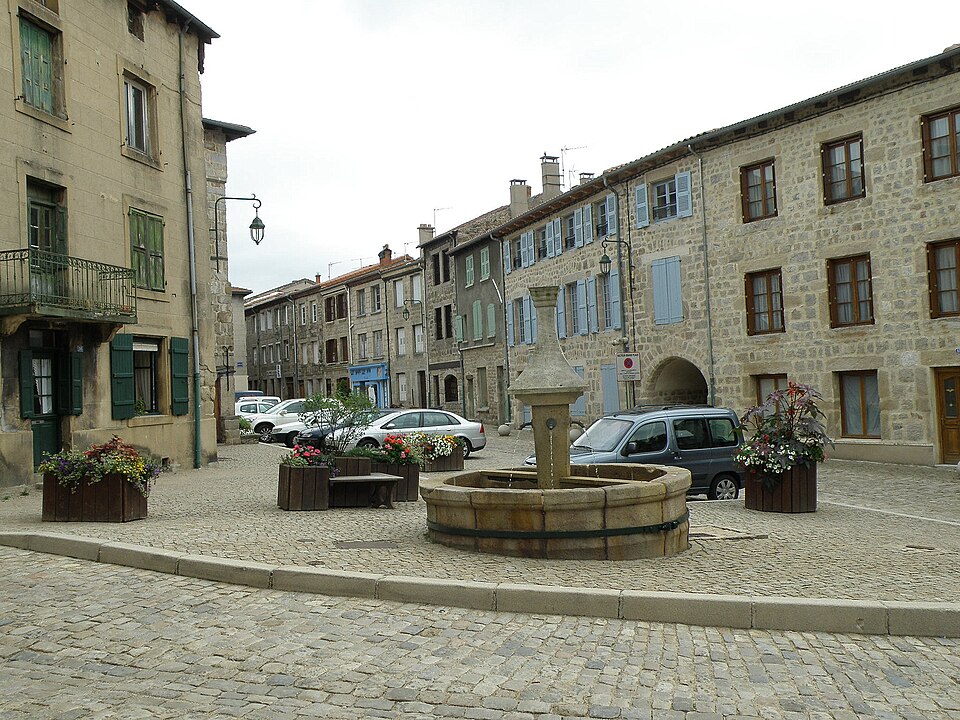Saint — Didier — en — Velay Grand'Place2