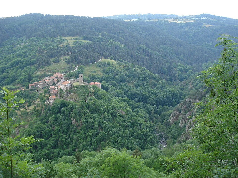 Tiranges, la vue sur les gorges de l'Ance et le château de Chalancon