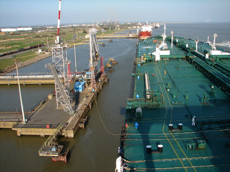 Mooring an oil tanker in Saint — Nazaire