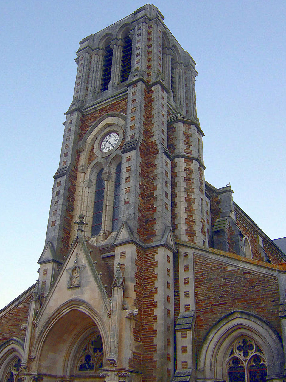 Église St Léger de Joué — sur — Erdre — edit