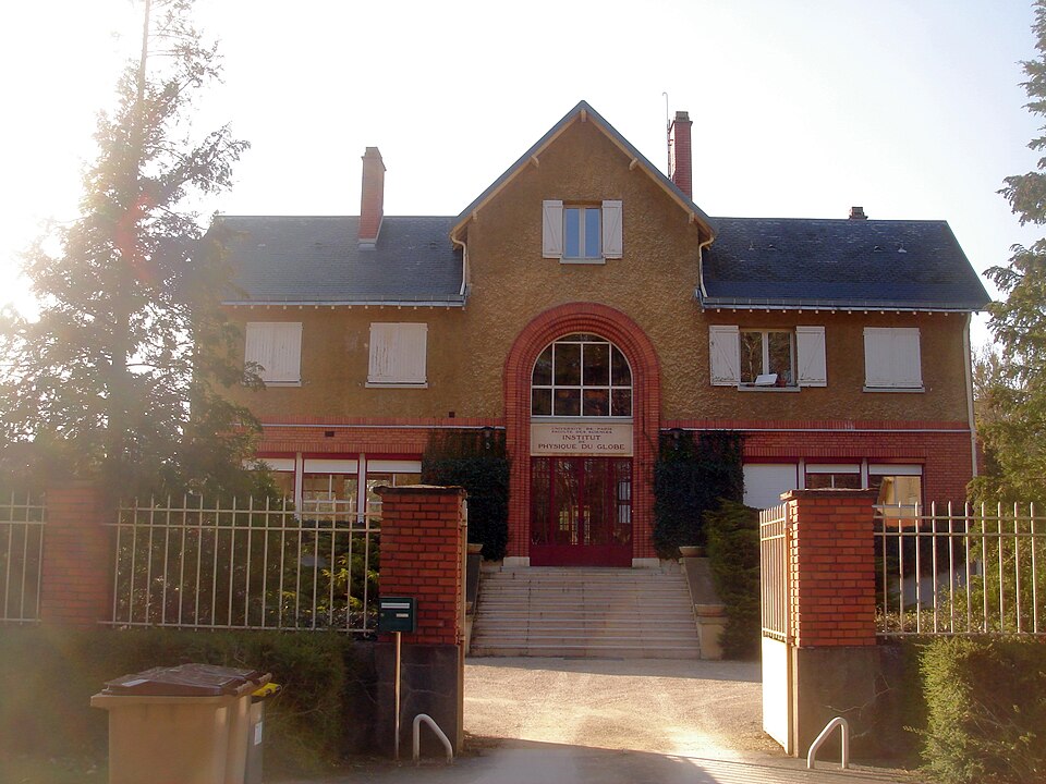 Observatoire magnétique national de Chambon — la — Forêt 02