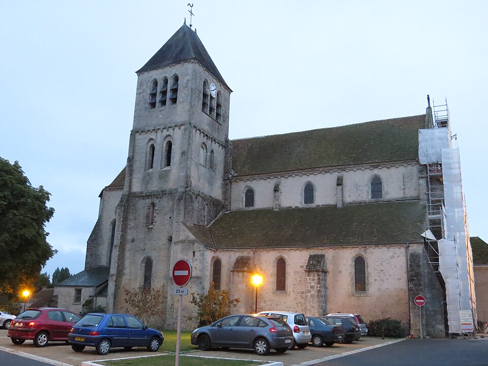 Église Saint — Pierre de Chilleurs — aux — Bois