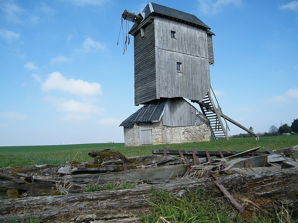 Moulin sur pivot à vent de Lignerolles avec les ailes de type Berton décrochées en avant plan