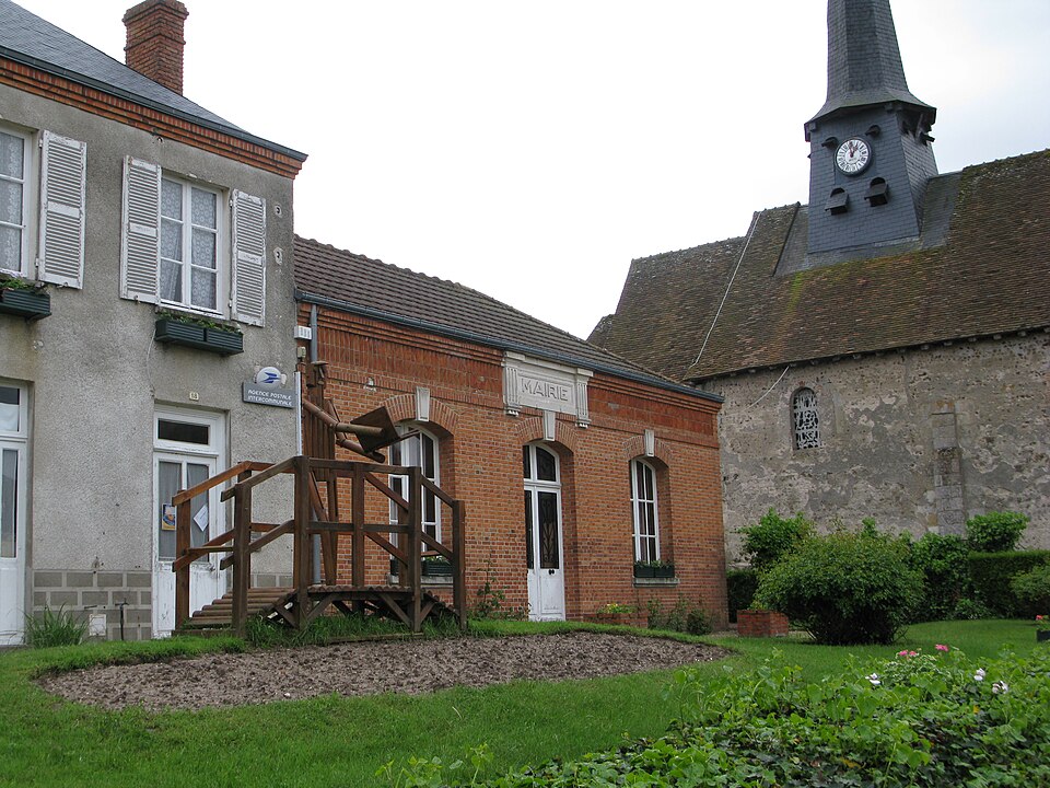 F — 45620 — La mairie et l'église