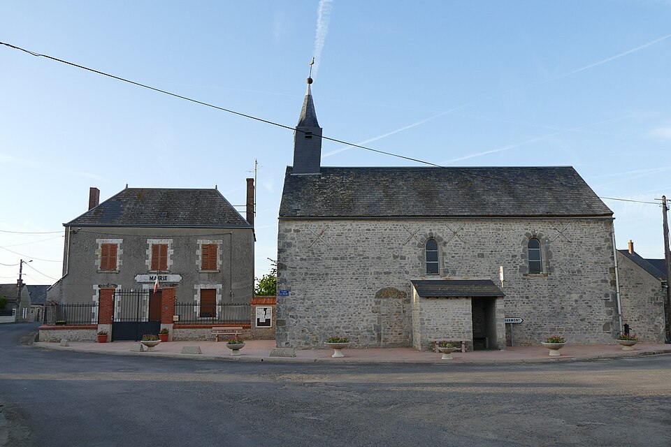 Léouville — Église Sainte — Catherine et mairie — 1