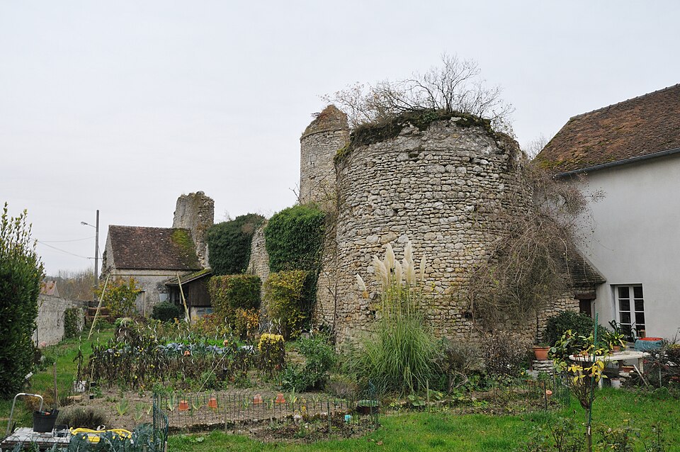 La Neuville — sur — Essonne château — fort 1