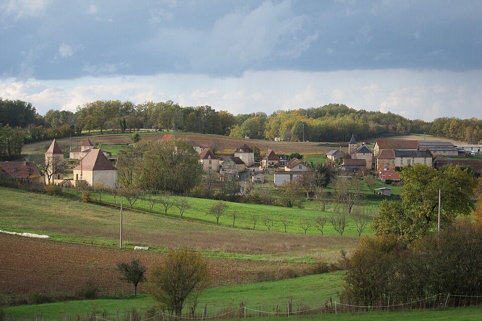 Characteristic view of small villages in the Dordogne region France in autumn — panoramio