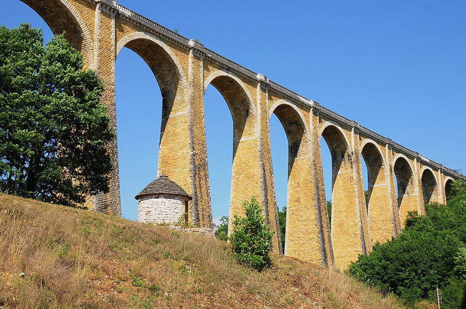 2 typical stone architecture relicts in the Dordogne, stone bridges and so called bouriane (the small storage house at the foot of the bridge) — panoramio
