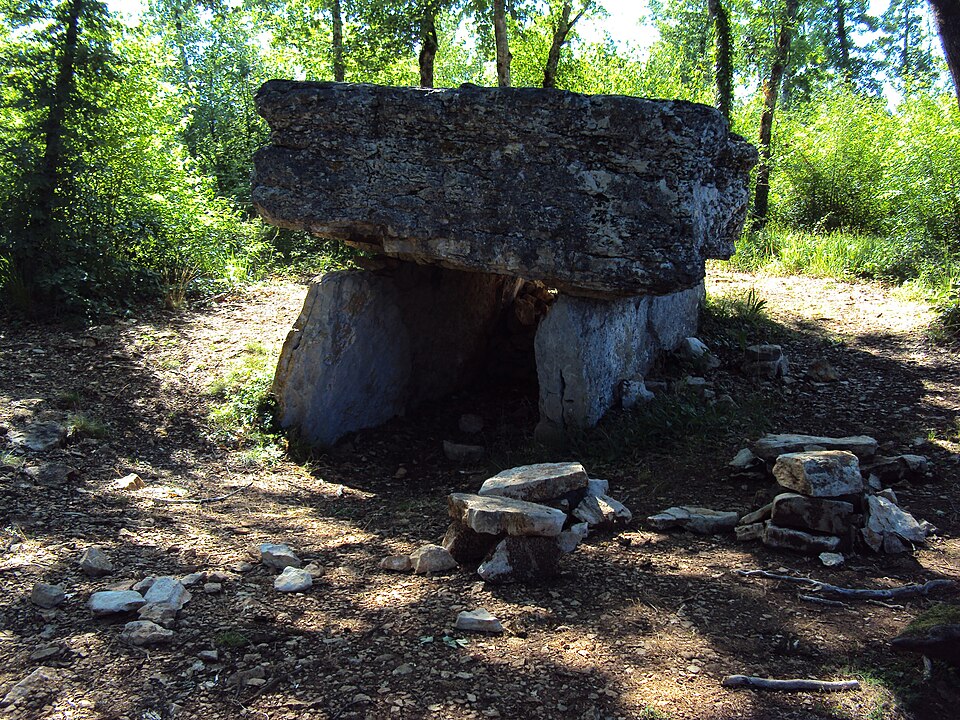 Dolmen du Lac d'Aurie dit du "Pech Lapeyre" près de Limogne en Quercy (03)