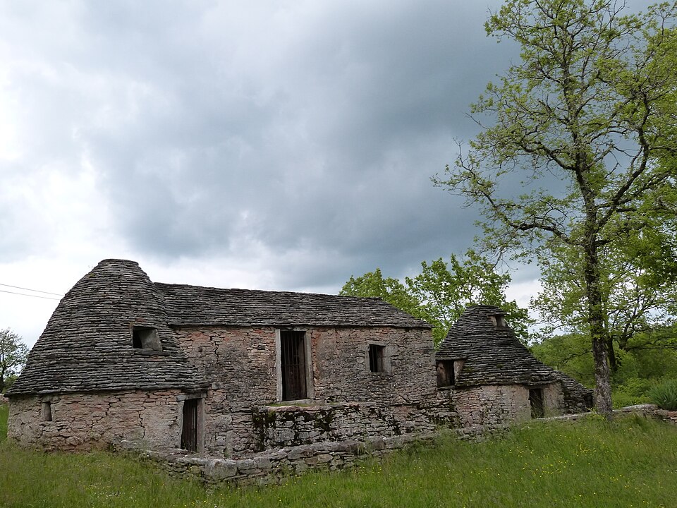 Bâtiment agricole avec deux caselles