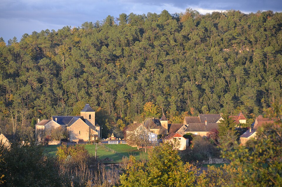 Panorama of Saint — Cirque — Madelon with its traditional Dordogne style church, see alsoo preceeding photo — panoramio