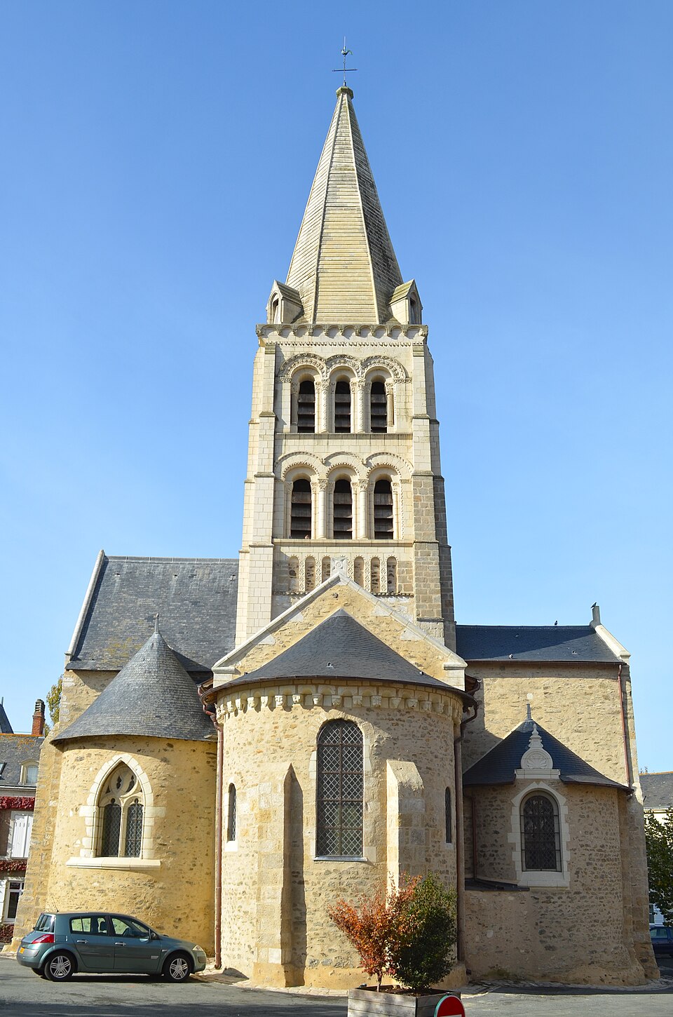 Chemillé — Église Notre — Dame (1)