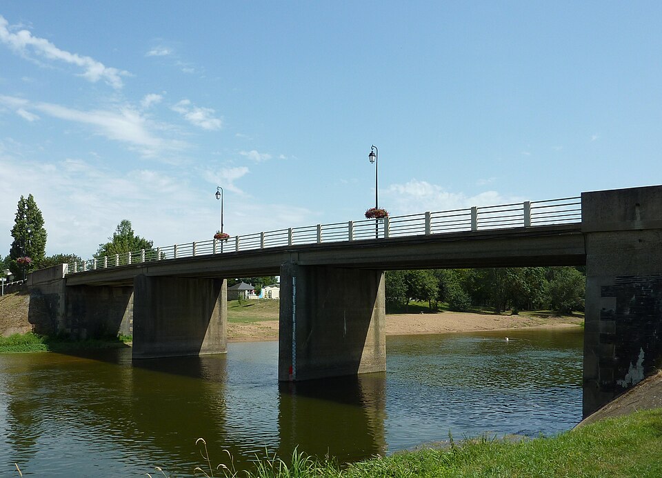 Pont de Rochefort — sur — Loire — 1