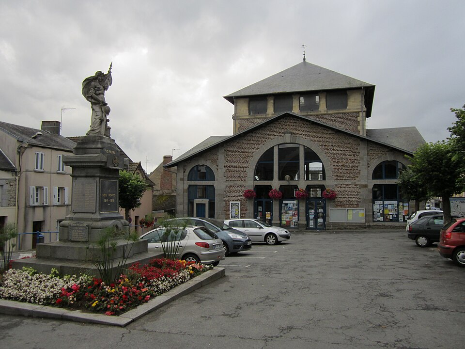 Bréhal — Place de l'ancienne halle