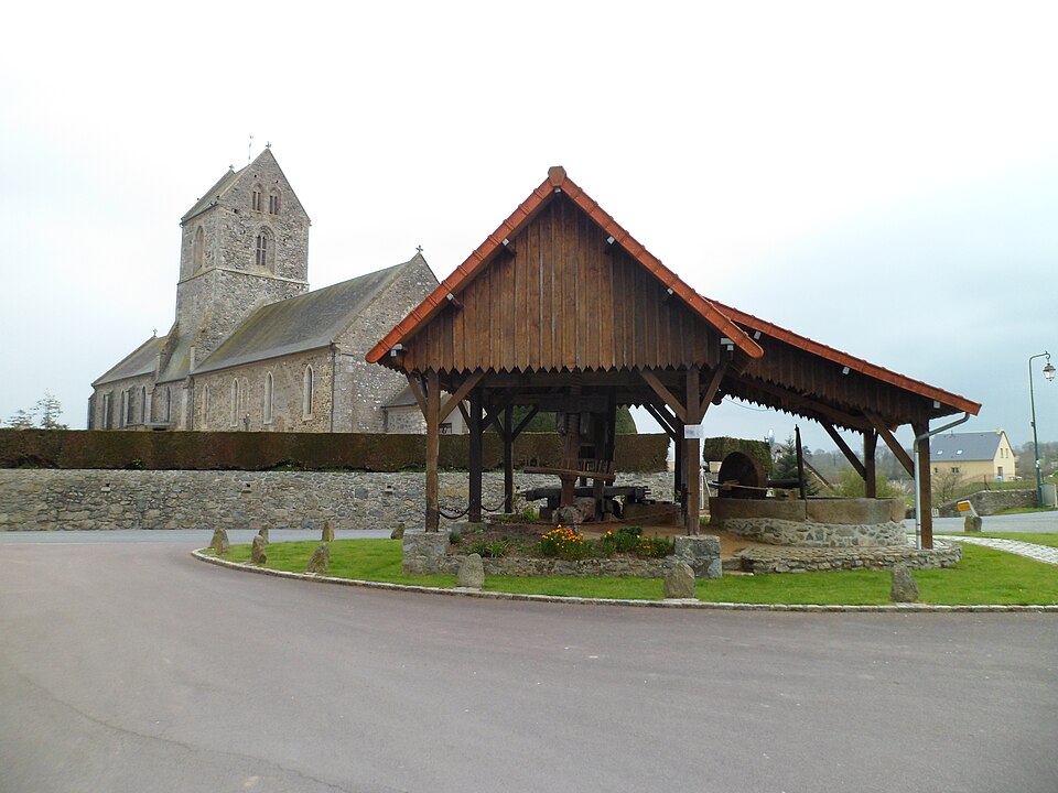 Feugères — Pressoir et église Saint — Pierre