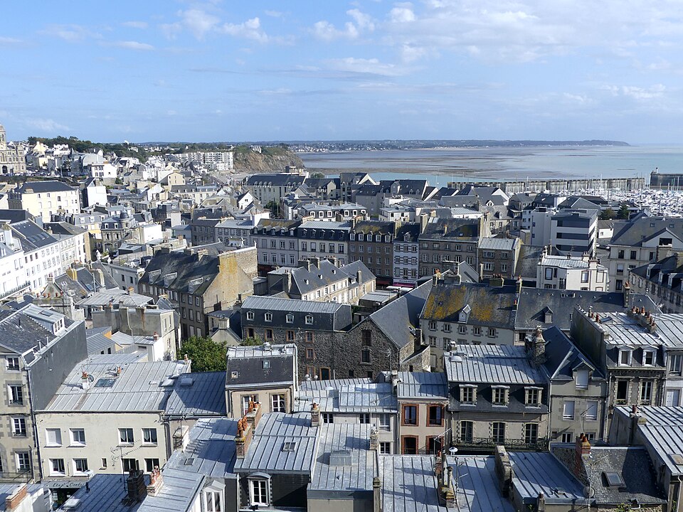 Toits de Granville en direction du sud en été (2019)